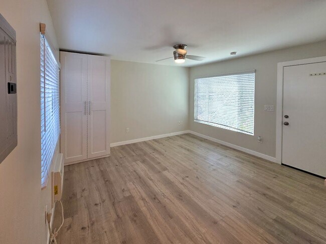 Interior Photo - 613 S Prairie Avenue