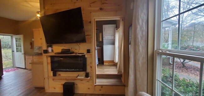 Building Photo - 683 Lakeside Dr