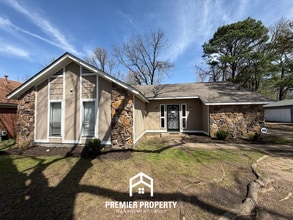 Building Photo - 3-Bedroom Single-Family Home for Rent in Memphis, TN - Vaulted Ceilings & Fenced Backyard