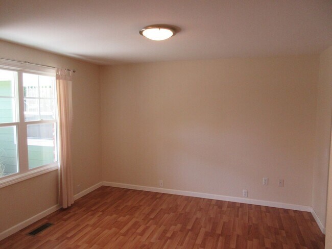 Building Photo - Well Maintained Three Bedroom in Keizer