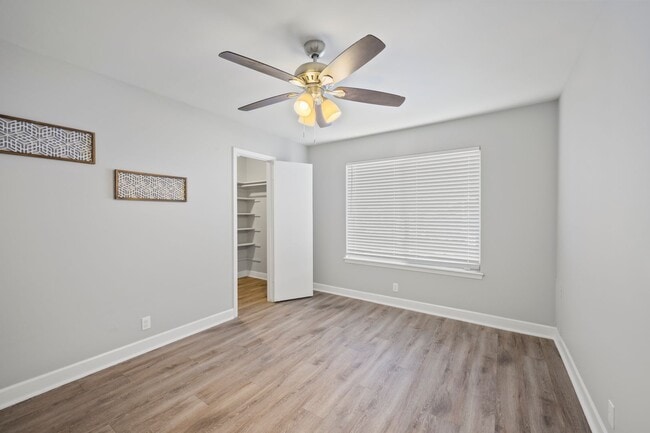 Building Photo - Beautiful 2 Bedroom Downstairs Available NOW!
