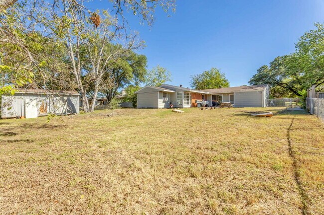 Building Photo - 520 Helena St