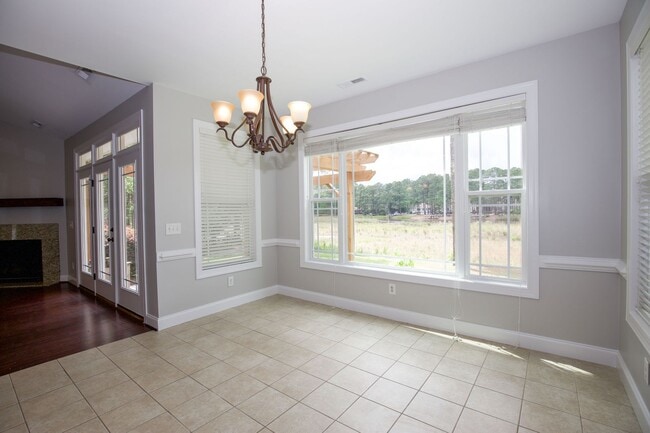 Building Photo - Woodlake Home