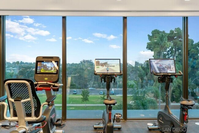 Building Photo - 525 Olive St