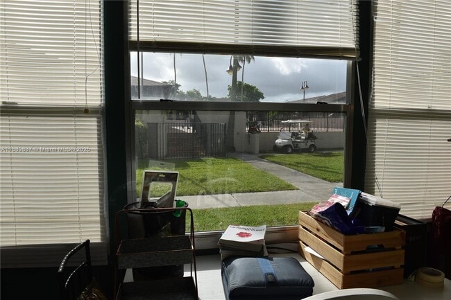 Building Photo - 325 W Laurel Dr