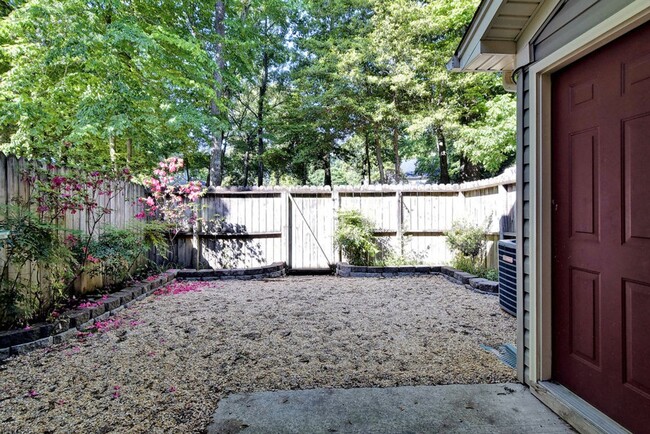 Building Photo - Nicely Updated Townhome