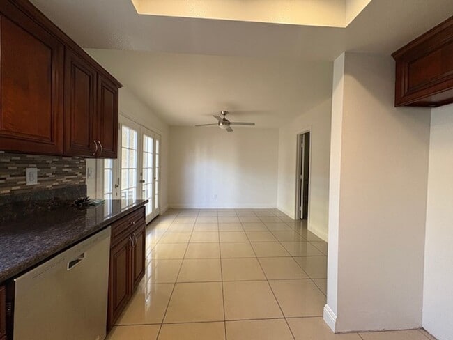 Building Photo - Centrally Located Redlands Townhome
