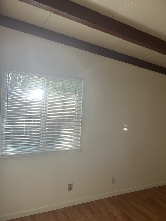 Building Photo - 402 Helen Ave