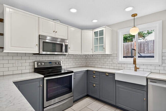 Building Photo - Charming West Linn Home with Stunning Mt. ...