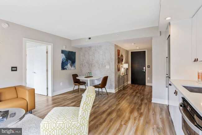 Building Photo - Practically new 1bd/1ba steps to Logan Cir...