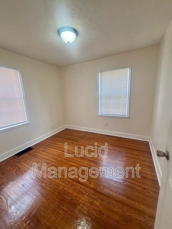 Building Photo - 1305 Larchmont Ave