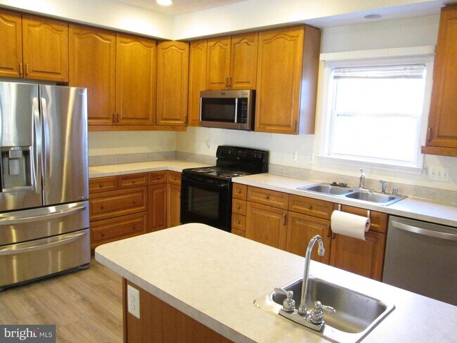 Building Photo - 1300 Treasure Dr
