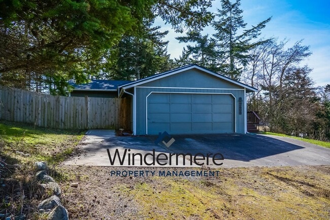 Building Photo - Charming 3 Bedroom 2 Bathroom Home in Sierra with Water View