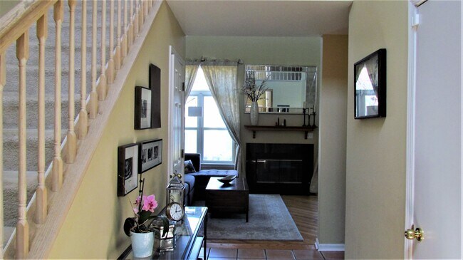 Building Photo - 1542 E Chivalry Ct