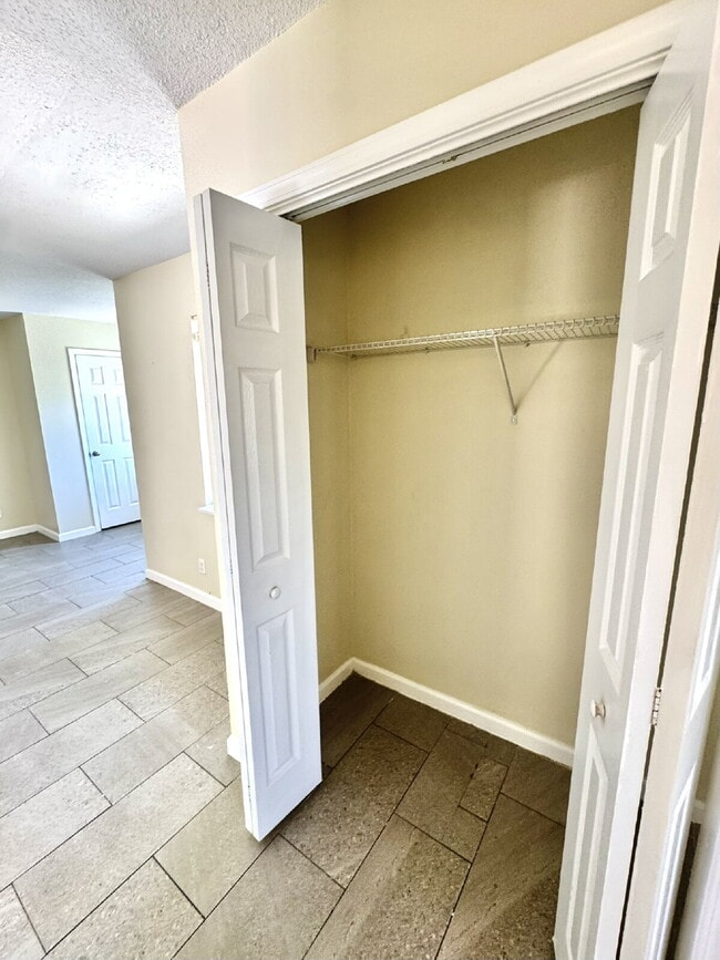 Building Photo - 1 bedroom 1 bathroom triplex unit