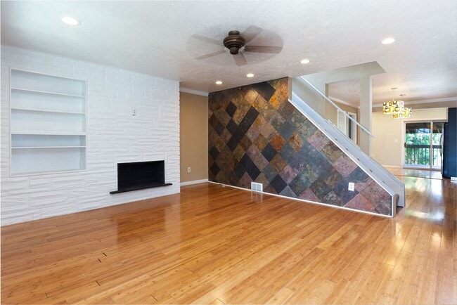 Building Photo - Updated 3BR 3 bath House with off street p...