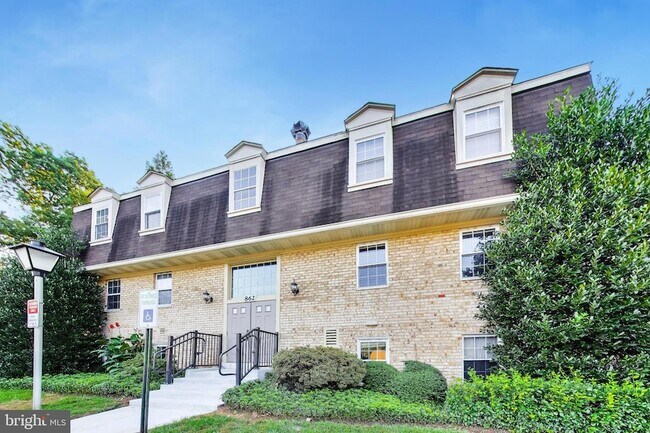 Building Photo - 862 College Pkwy