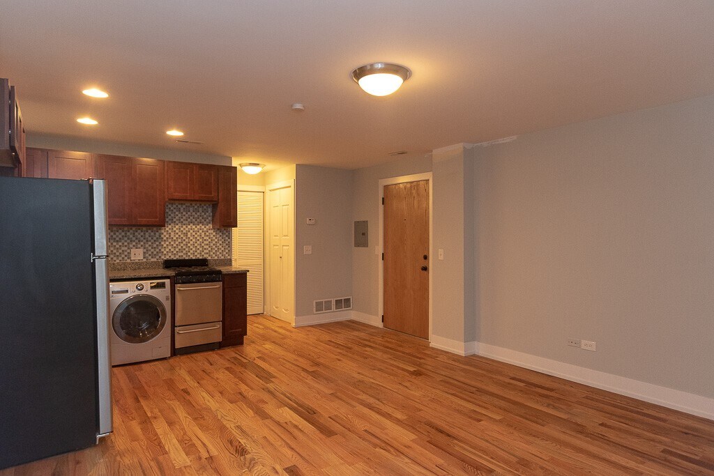 Building Photo - 562 W Arlington Pl