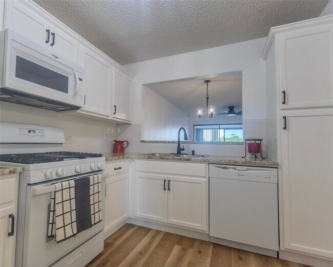 Building Photo - 1807 Garden Lake Dr