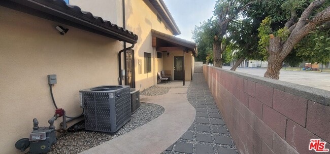 Building Photo - 20454 Strathern St