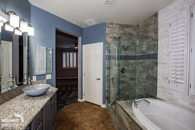 Building Photo - Spacious Home with Casita, Pool & Prime Las Vegas Location!