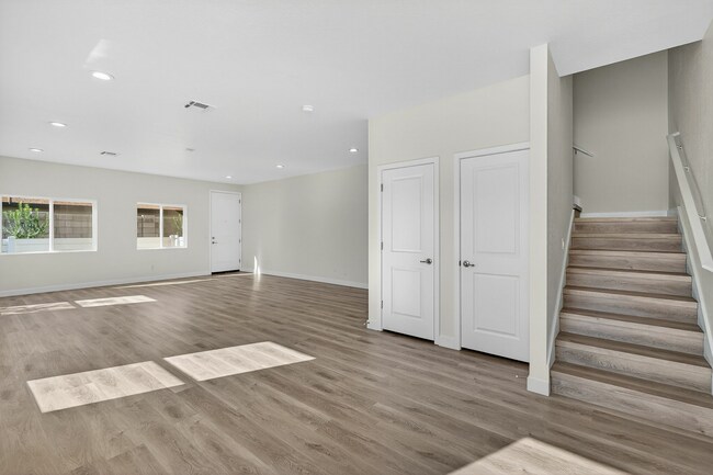 Building Photo - Woodgate Townhomes