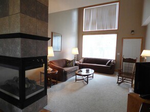 Building Photo - 3 bedroom town home