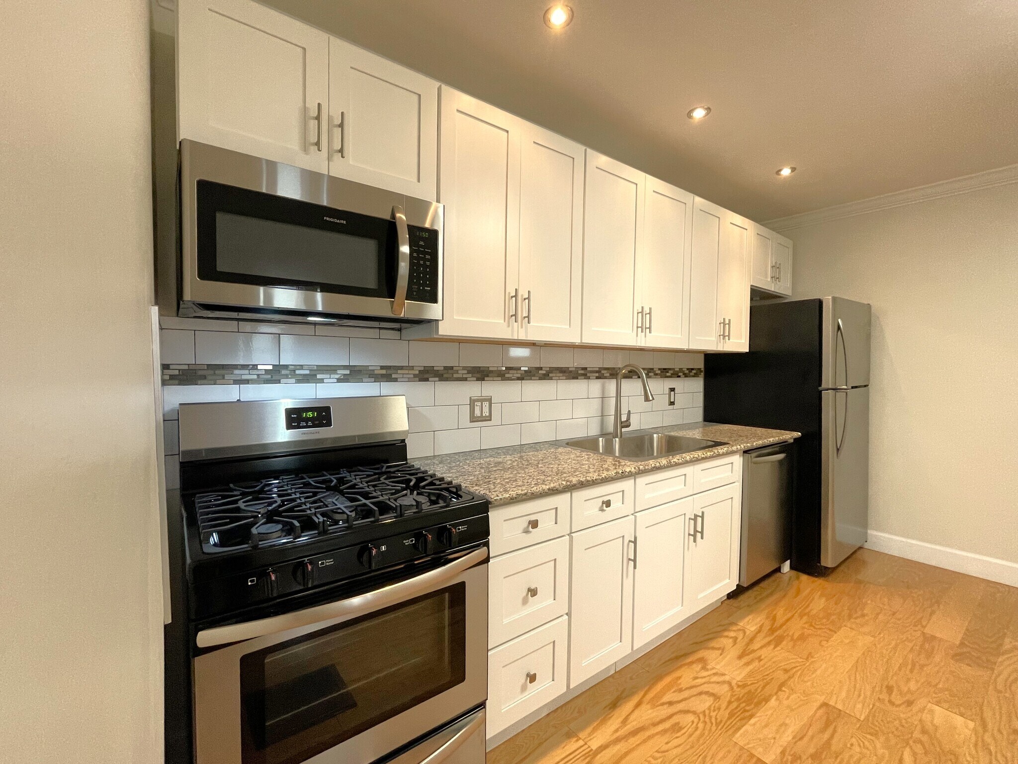 Kitchen - 209 College Ave