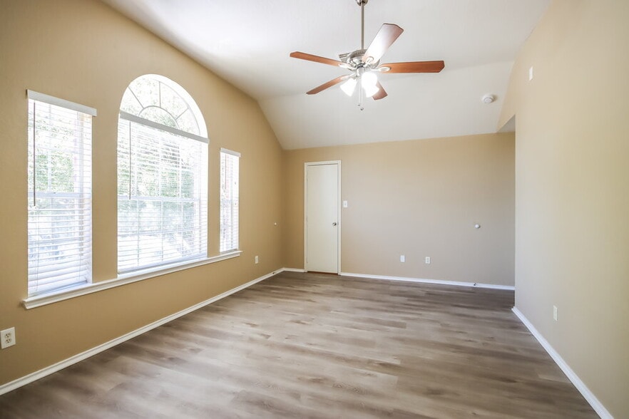 Building Photo - 2610 Heather Knoll Dr
