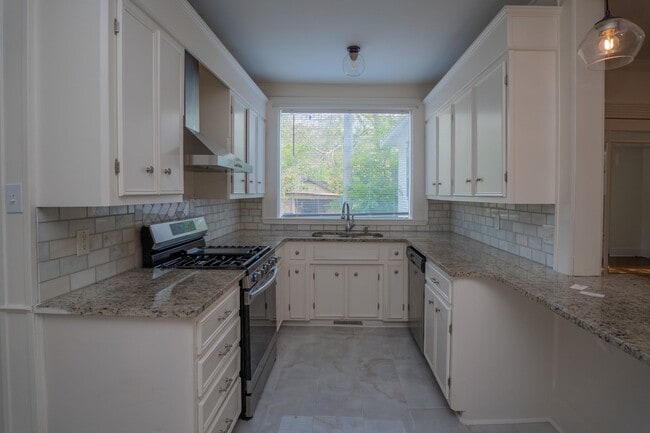 Building Photo - Updated Heights Home with 3 Bedrooms