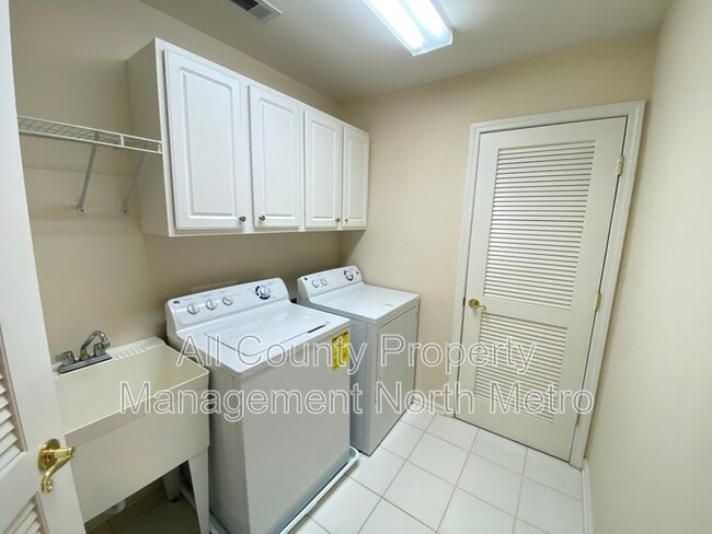 Building Photo - 2024 Belridge Ct