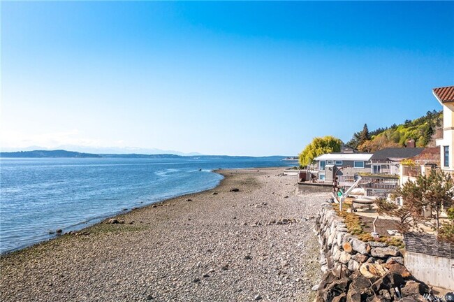 Building Photo - 4028 Beach Dr SW