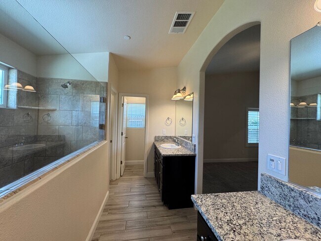 Building Photo - 391 Maclure Ave