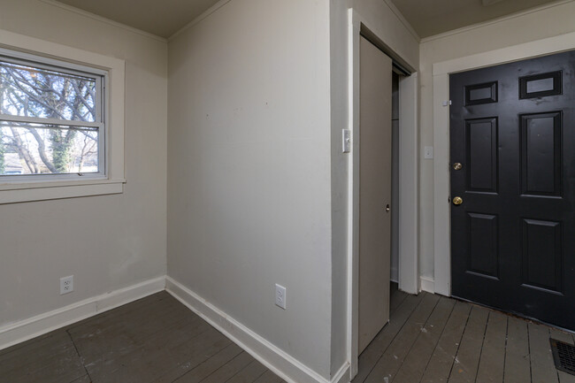 Building Photo - 708 E Woodland Ave
