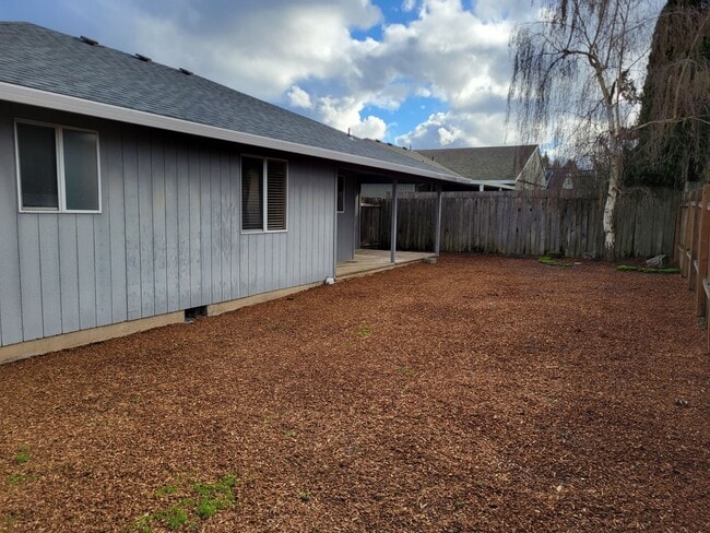 Building Photo - FREE RENT! Newly Updated Single Level Home in Established Keizer Neighborhood