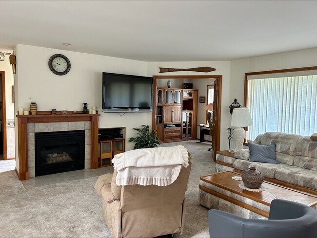 Building Photo - 4739 S Golf Course Dr