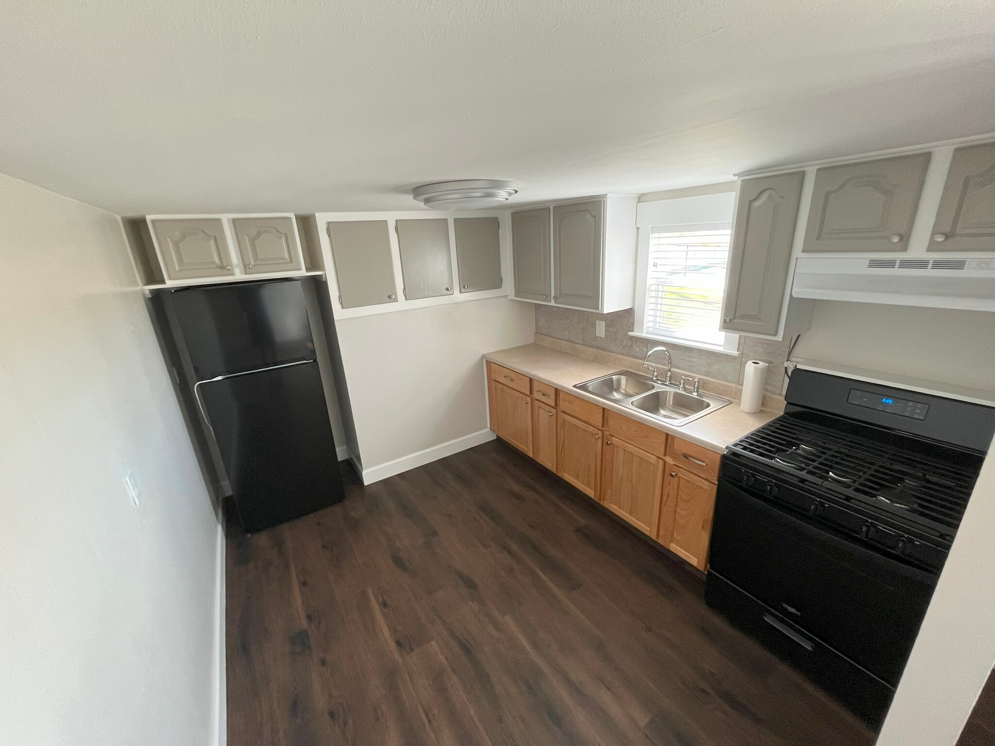 Building Photo - 809 S Elm St