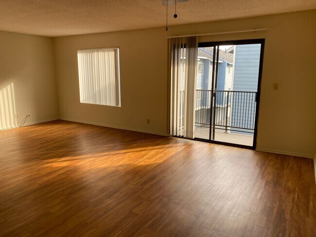 Building Photo - BELLA APARTMENTS: Beautiful 2 Bed - 2 Bath