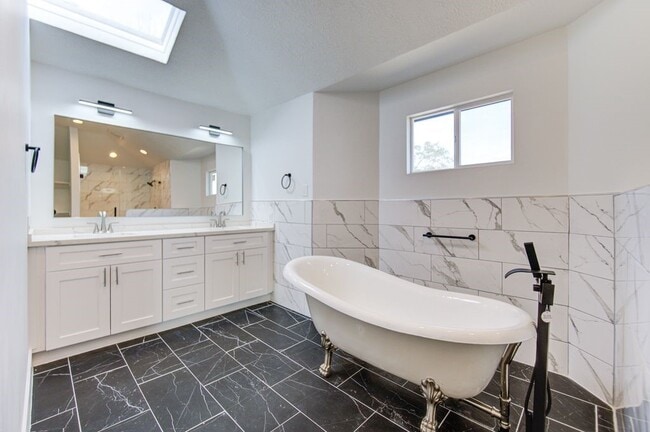 Building Photo - 19403 Lake Hollow Ln