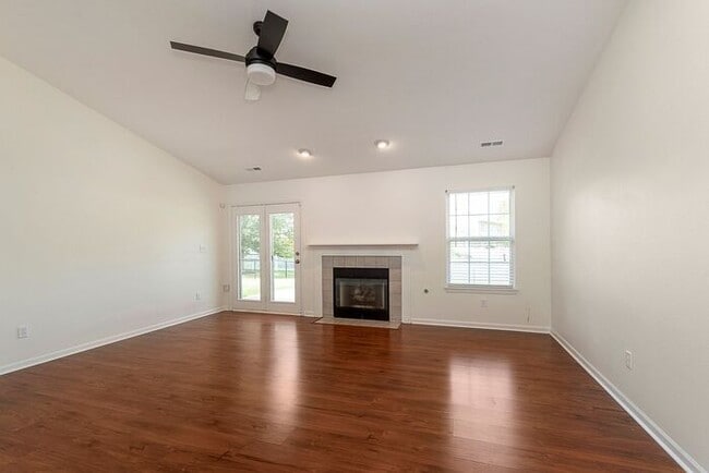Building Photo - Updated 3 Bedroom Ranch on a Cul-De-Sac in...