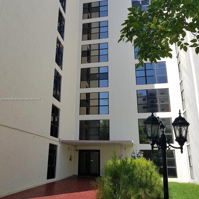 Building Photo - 17021 N Bay Rd