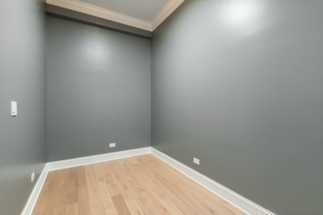 Building Photo - 2053 W Evergreen Ave