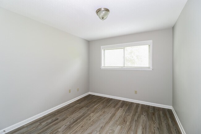 Building Photo - 5352 Patrick Henry Dr