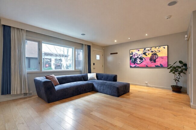 Building Photo - 419 W Briar Pl