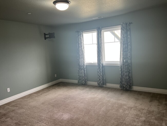 Building Photo - 1526 NE Market Dr