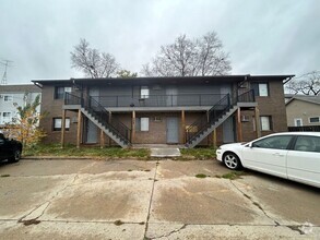 Building Photo - $1,000 | 2 Bedroom, 1 Bathroom Apartment |...