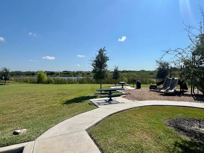 Building Photo - Spacious 4 Bedroom ~ Convenient to JBSA Ra...