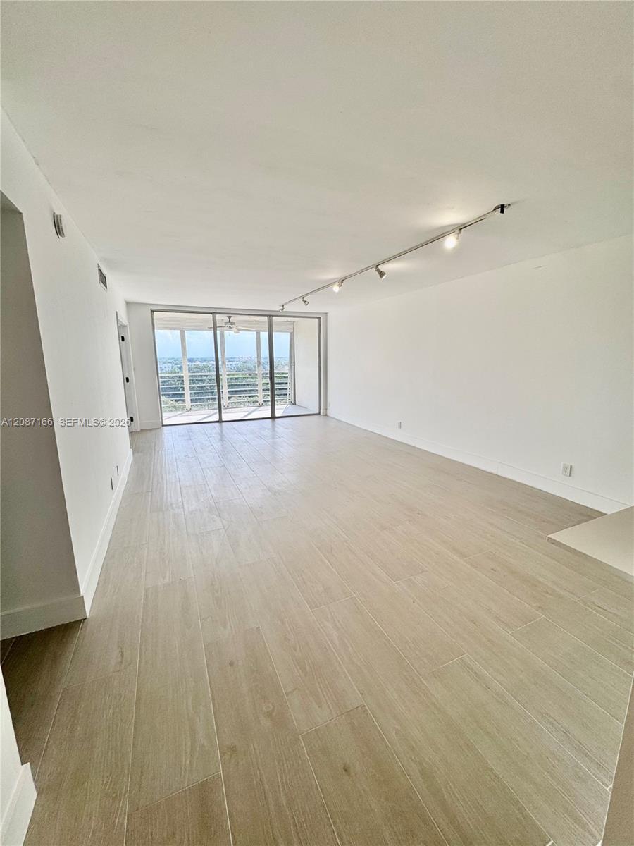 Building Photo - 575 Oaks Ln