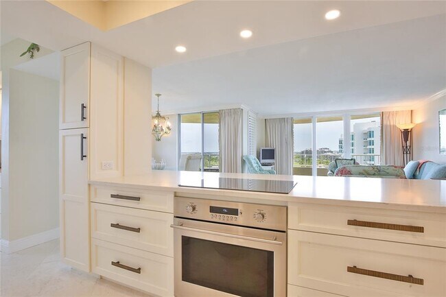 Building Photo - 775 Longboat Club Rd
