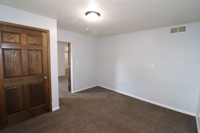 Building Photo - Spacious duplex for rent!